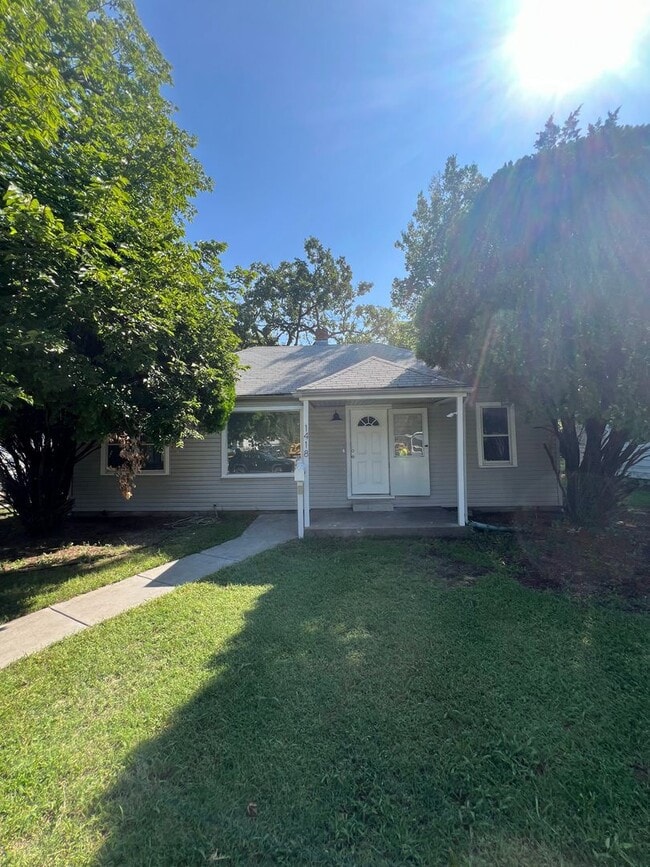 property at 1418 S Lulu St