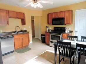 N40W27368 Glacier Rd, Unit Upper in Pewaukee, WI - Foto de edificio - Building Photo