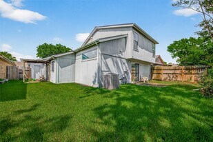 2818 Crest Park Dr in Houston, TX - Building Photo