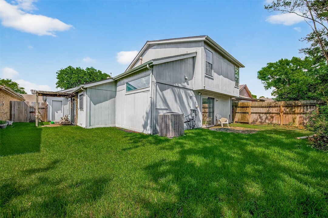 2818 Crest Park Dr in Houston, TX - Building Photo