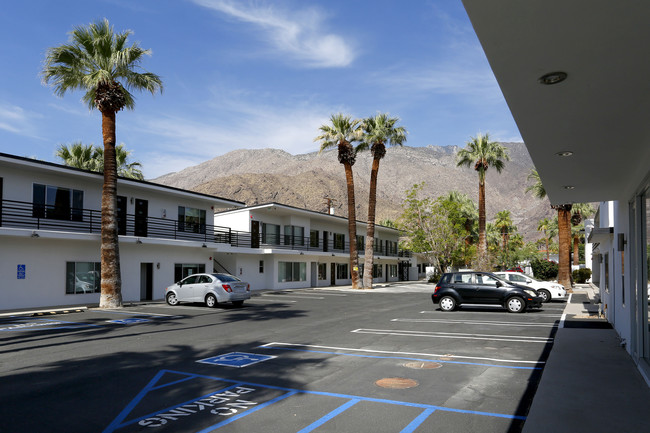 641 North Palm Canyon Drive in Palm Springs, CA - Foto de edificio - Building Photo