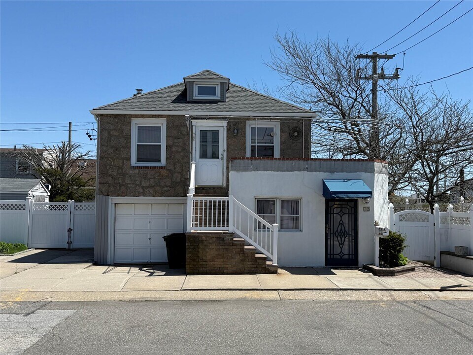 72 Clayton Ave in East Atlantic Beach, NY - Building Photo