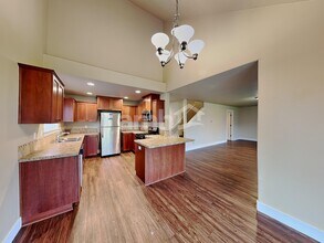 458 Tulip Ave, Unit 105 in Woodburn, OR - Building Photo - Building Photo