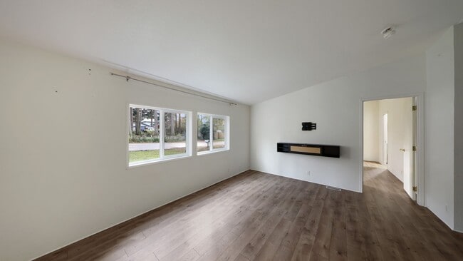 516 W Ocean View Dr in Oak Harbor, WA - Building Photo - Building Photo