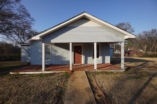 606 W Tunstall St in Tuscumbia, AL - Building Photo