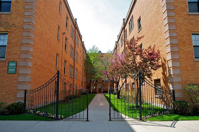 902-910 N. Austin Blvd. and 4-10 Iowa St. in Oak Park, IL - Foto de edificio - Building Photo