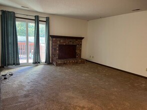 3039 SW Maupin Ln in Topeka, KS - Building Photo - Building Photo