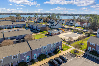 Gateway Townhomes in Hampton, VA - Foto de edificio - Building Photo