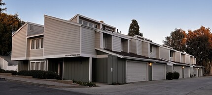 10056 Melinda Way, Unit 4 in Northridge, CA - Building Photo - Building Photo