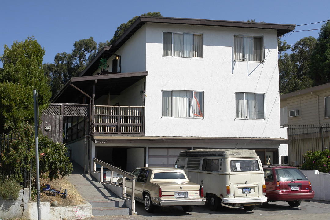 2501 Humboldt Ave in Oakland, CA - Building Photo