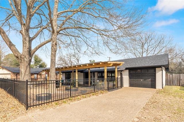 713 Southoak Dr in Athens, TX - Foto de edificio