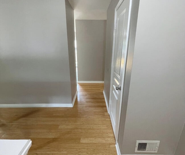 546 Landmeier Rd in Elk Grove Village, IL - Building Photo - Building Photo