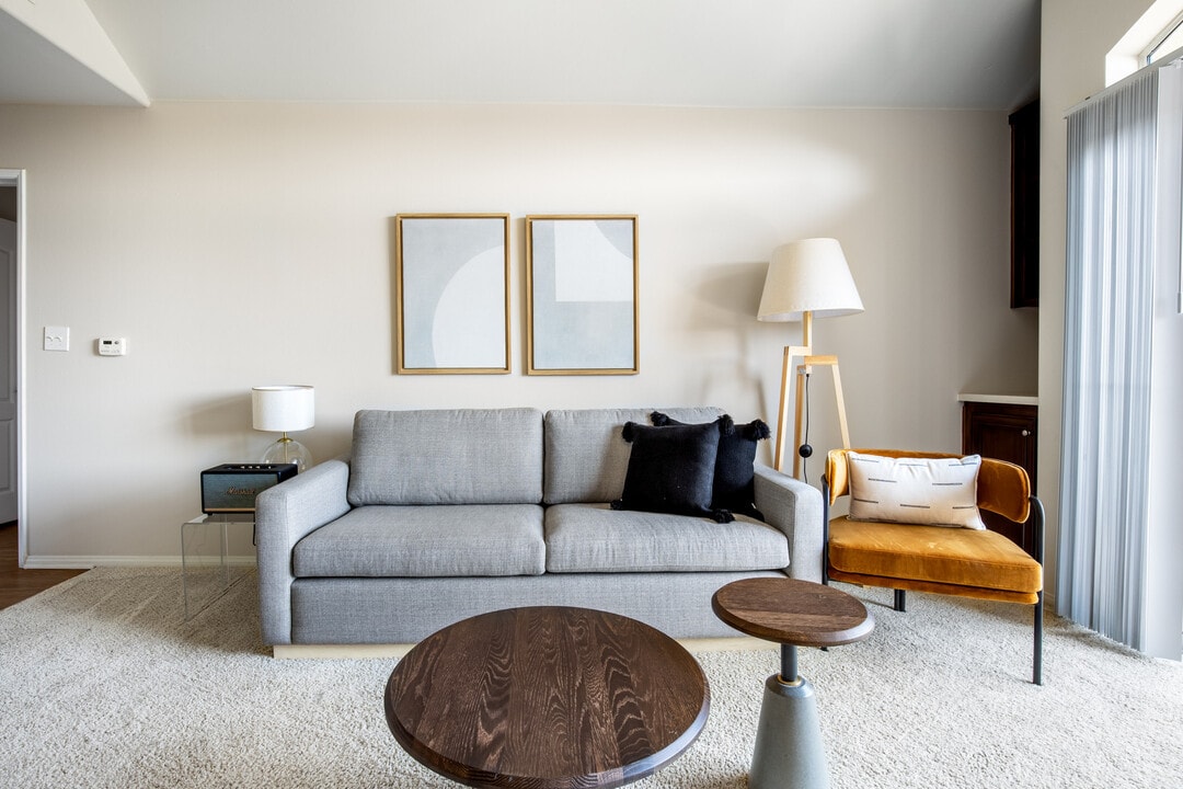 185 S State College Blvd in Brea, CA - Foto de edificio