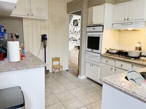 258 Steamboat Rd in Kings Point, NY - Building Photo - Building Photo