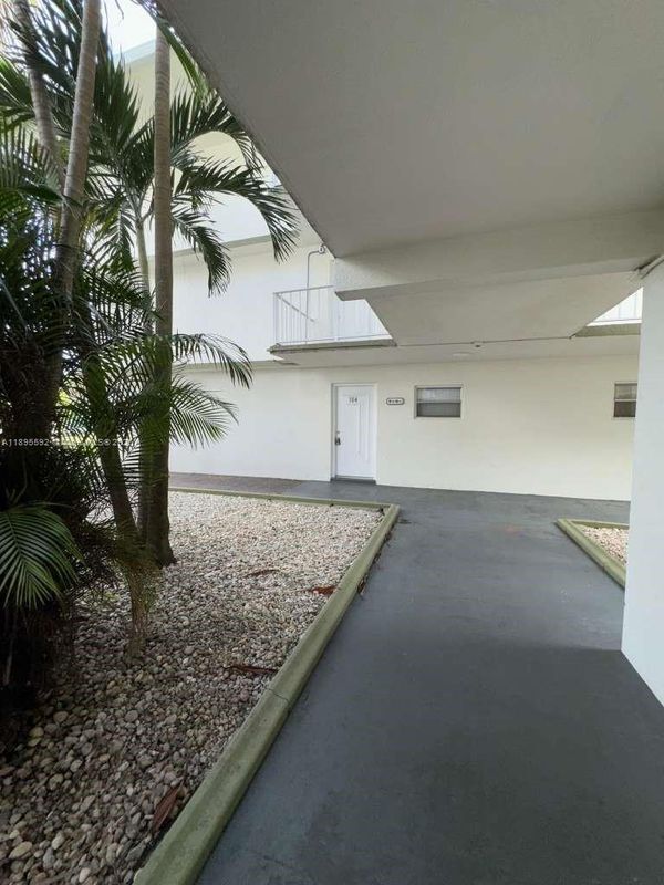4235 N University Dr in Sunrise, FL - Building Photo - Building Photo