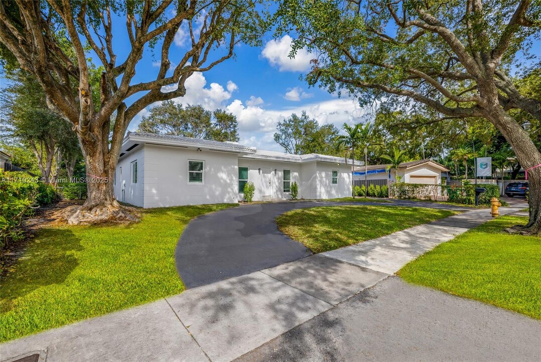 31 Samana Dr in Miami, FL - Building Photo