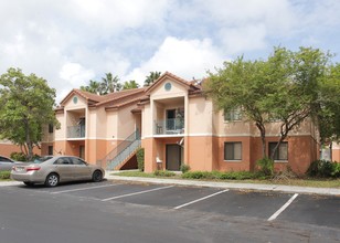 Regal Trace Apartments in Fort Lauderdale, FL - Foto de edificio - Building Photo