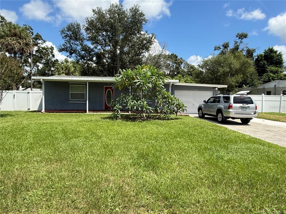 4423 Crestwood Dr N in St. Petersburg, FL - Building Photo