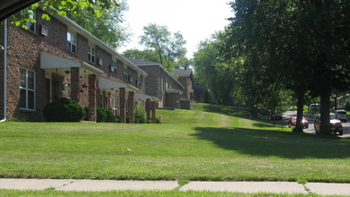 Colonial Village Apartments in Fergus Falls, MN - Foto de edificio - Building Photo