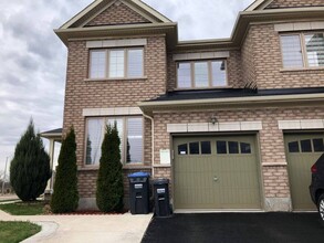 212 Elbern Markell Dr in Brampton, ON - Building Photo - Building Photo