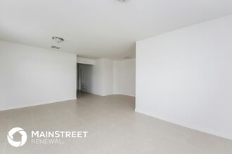 1452 Swan Lake Cir in Dundee, FL - Foto de edificio - Building Photo