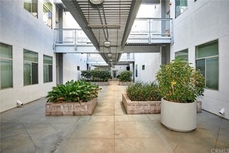 435 W Center Street Promenade, Unit 216 master bedroom in Anaheim, CA - Foto de edificio - Building Photo