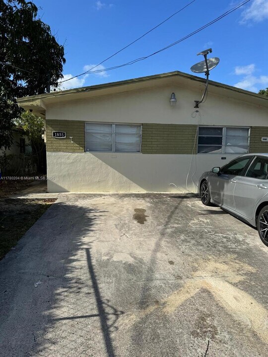 1855 NW 43rd St in Miami, FL - Building Photo