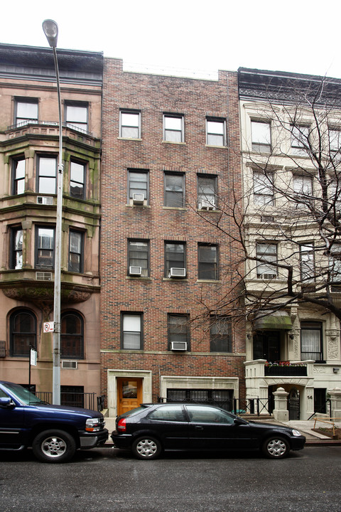 12 W 75th St in New York, NY - Building Photo