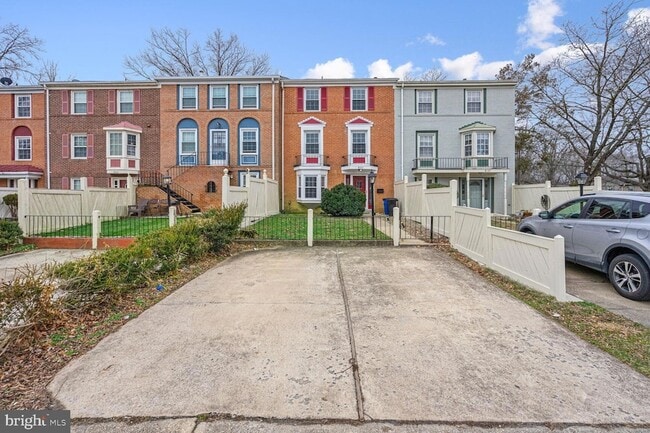 8102 Pinelake Ct in Alexandria, VA - Foto de edificio - Building Photo