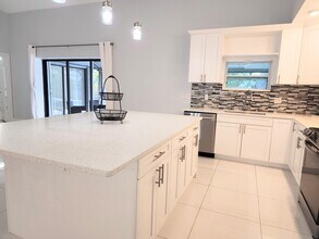 14526 Paddock Dr in Wellington, FL - Building Photo - Building Photo