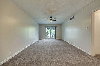 2601 Bellefontaine, Unit A203 in Houston, TX - Building Photo - Building Photo