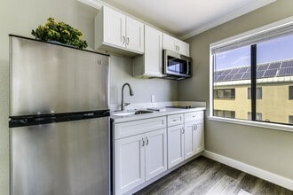 San Leandro Senior Living in San Leandro, CA - Foto de edificio - Building Photo