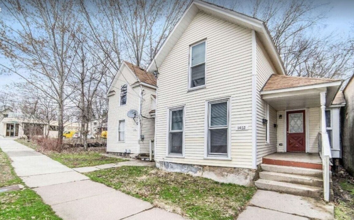 1591 Plainfield Ave NE in Grand Rapids, MI - Building Photo