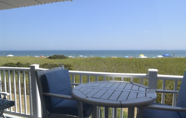 1 Bay Ave, Unit 2 in Old Orchard Beach, ME - Foto de edificio - Building Photo