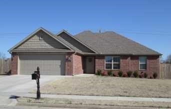 2211 Hunter Dr in Pea Ridge, AR - Building Photo