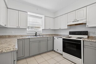 536 SE 20th Ave in Deerfield Beach, FL - Building Photo