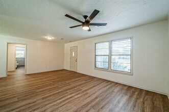 1 E Southlawn Ave in La Marque, TX - Building Photo - Building Photo