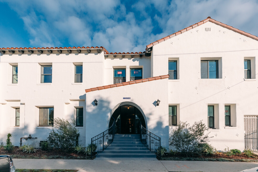 Larchmont Villas in Los Angeles, CA - Building Photo