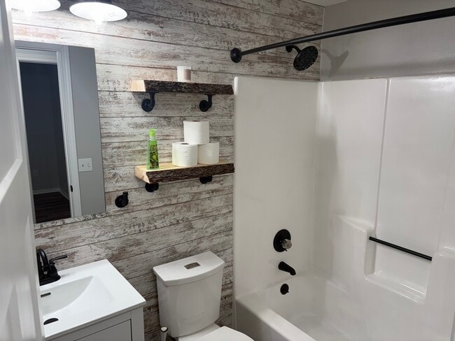 8108 Newfield Dr in Fort Wayne, IN - Building Photo - Building Photo