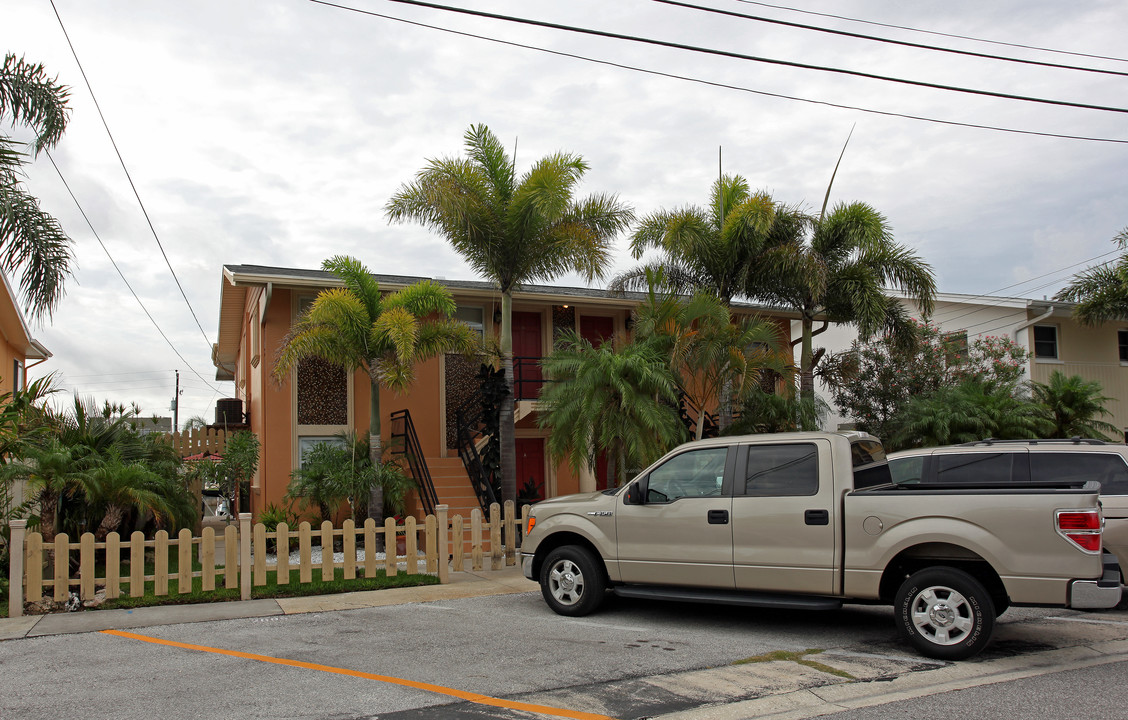 2685 St Joseph Dr in Dunedin, FL - Building Photo