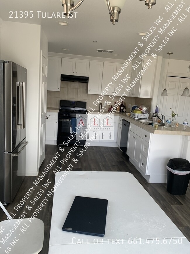 21395 Tulare St in Lost Hills, CA - Building Photo - Building Photo