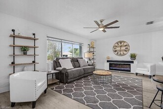5301 Shalley Cir E in Ft. Myers, FL - Building Photo - Building Photo