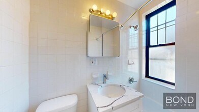 240 Waverly Pl in New York, NY - Building Photo - Building Photo