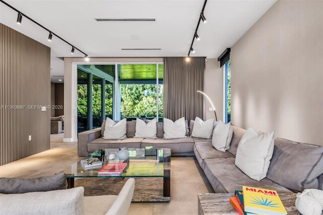 285 W Mashta Dr in Miami, FL - Building Photo - Building Photo