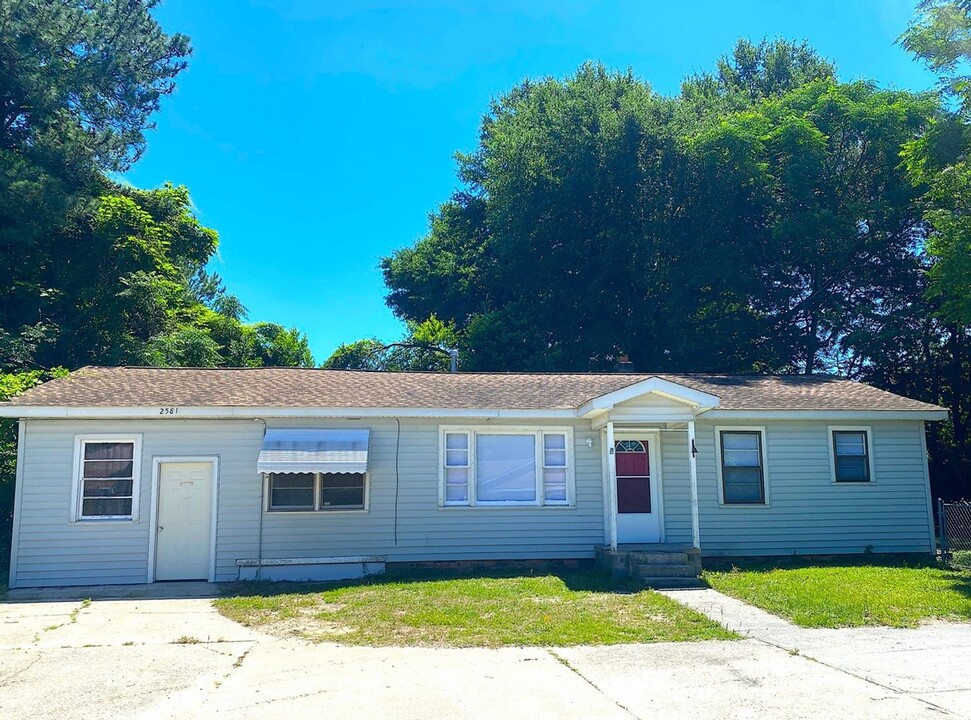 2581 Pine Springs Dr in Fayetteville, NC - Building Photo