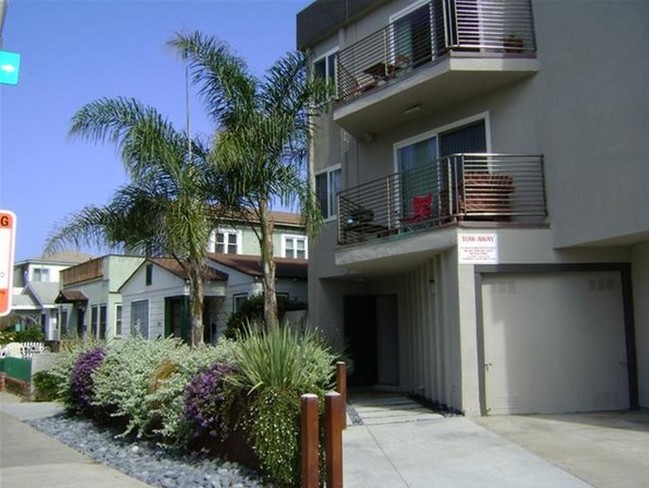 Bayside Apartments in San Diego, CA - Building Photo - Building Photo