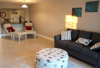 1085 Forest Lakes Dr in Naples, FL - Building Photo - Building Photo