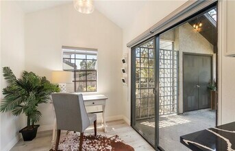 2528 W MacArthur Blvd in Santa Ana, CA - Building Photo - Building Photo