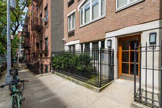 136 Sullivan St in New York, NY - Building Photo - Building Photo