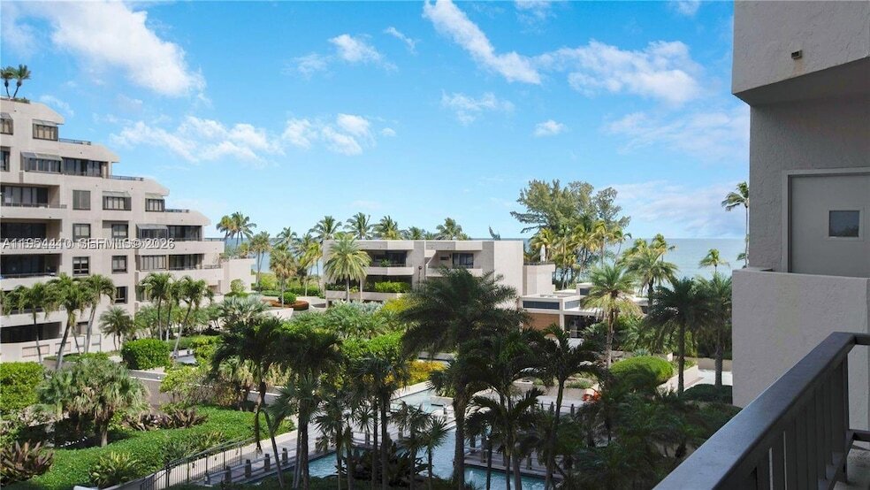 201 Crandon Blvd, Unit 432 in Key Biscayne, FL - Foto de edificio